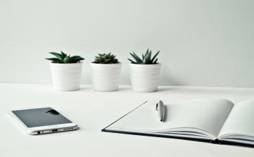 Pixabay: office desk, smartphone, iphone
